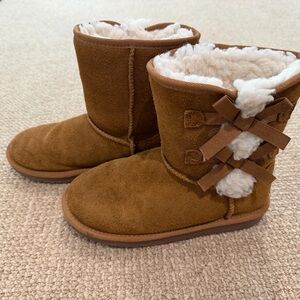 Koolaburra by UGG Cozy Brown Kids Boots with Bow size 2
